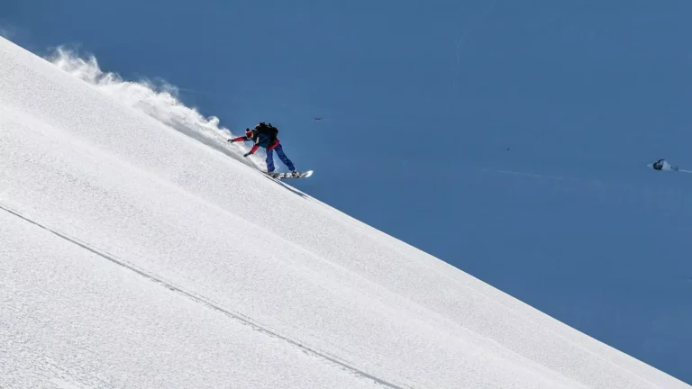 Snowboard freestyle in powder, Chamonix, France
