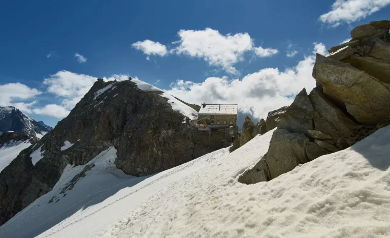 Cabanne des Vignettes des Schweizer Alpenvereins im sommer auf der Haute Route